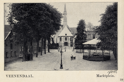 14732 Gezicht op de Markt met bebouwing te Veenendaal; met op de voorgrond een muziektent en op de achtergrond de ...
